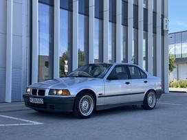 BMW 318, Седан