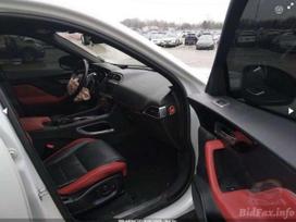 Jaguar F-pace dalimis. Automobilis jau