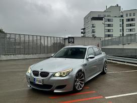 BMW M5, Седан