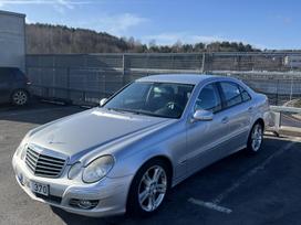 Mercedes-Benz E220, Седан