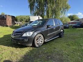 Mercedes-Benz ML320 dalimis. Automobilis dalimis ratu nebera