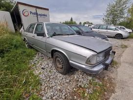 Audi 100 dalimis. Automobilis ardomas dalimis