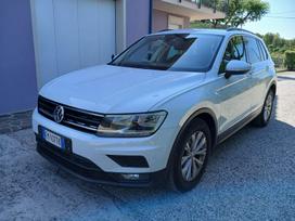 Volkswagen Tiguan, 1.6 l., off-road / crossover