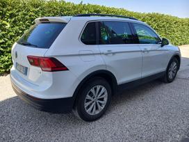 Volkswagen Tiguan, 1.6 l., Внедорожник / Кроссовер