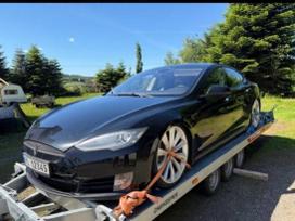 Tesla Model S, Седан