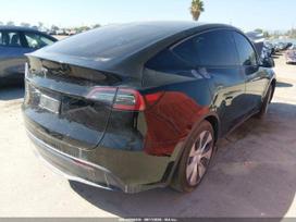 Tesla Model Y, sedanas