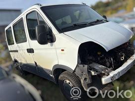 Renault Master dalimis. Turime daug įvairių markių automobilių ardyme vari
