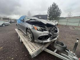 Mercedes-benz E550 dalimis. Maza rida medinis