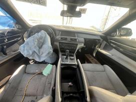 Bmw 750 dalimis. Garso aparatura lubos