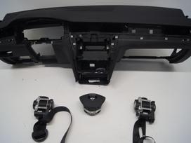 Volkswagen Passat dashboard, airbags, seat belts