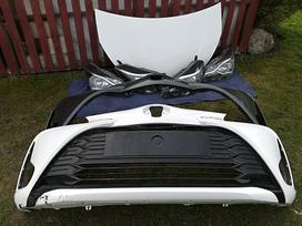 Toyota Yaris Priekinis kapotas baltas ir raudonas sparnai pr gal bamperia