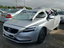 Volvo V40 dalimis. Moment