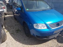 Volkswagen Touran dalimis. Automobiliu aikstele randasi labai patogioje vietoje ne
