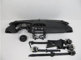 Jaguar XE консоль, подушки безопасности, ремни безопасности