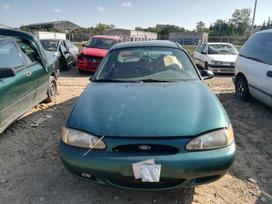 Ford Escort dalimis. Automobilis ardomas