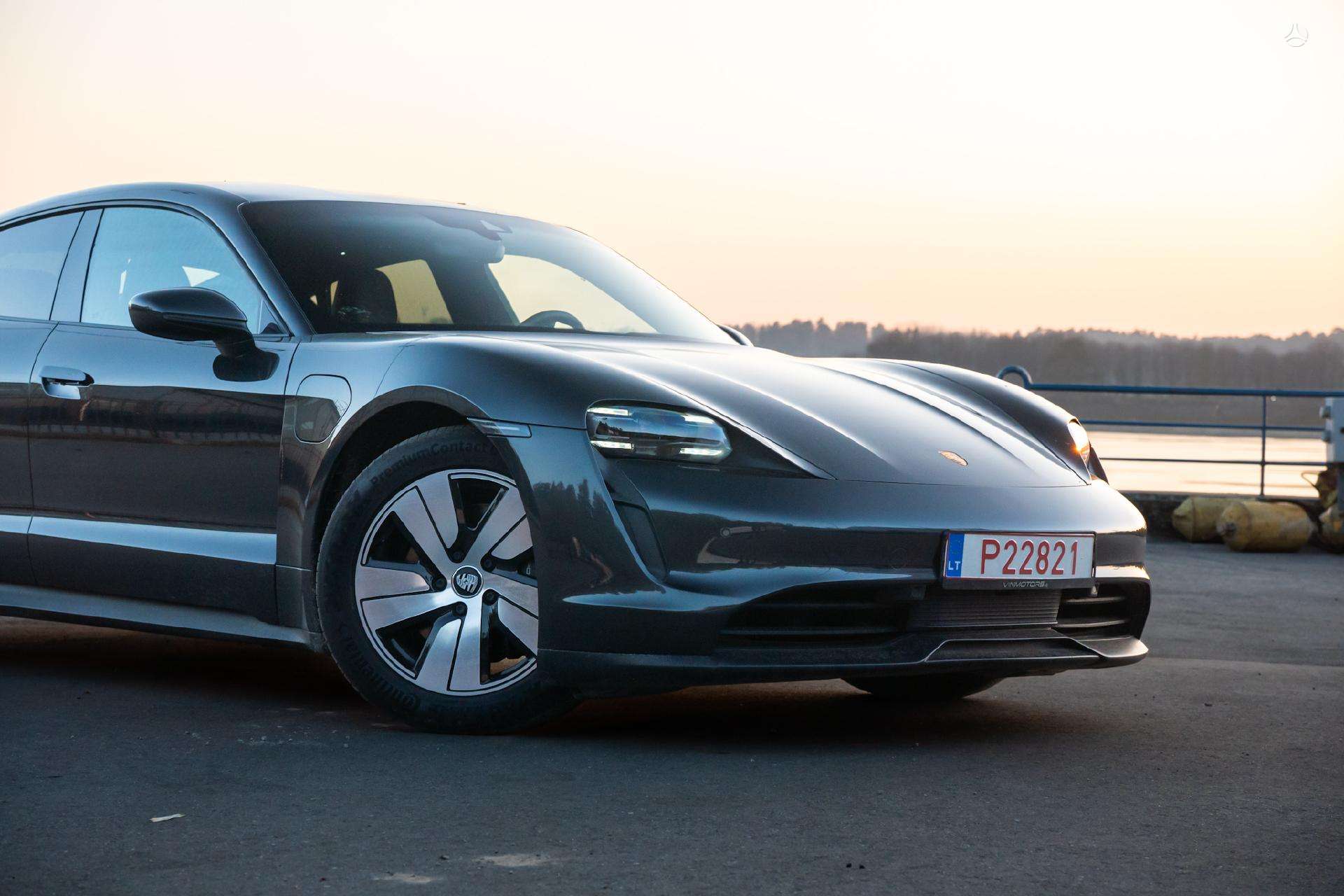 2021 Porsche Taycan photo 3
