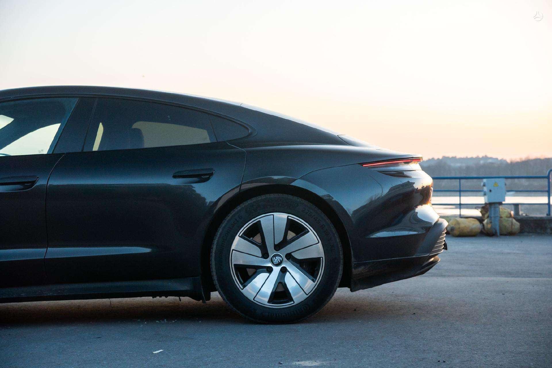 2021 Porsche Taycan photo 6