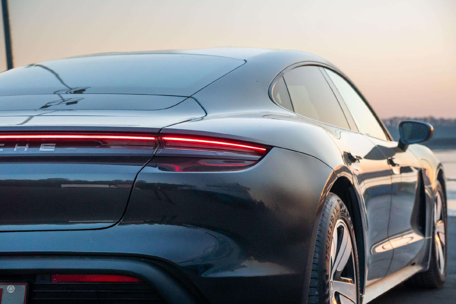 2021 Porsche Taycan photo 11