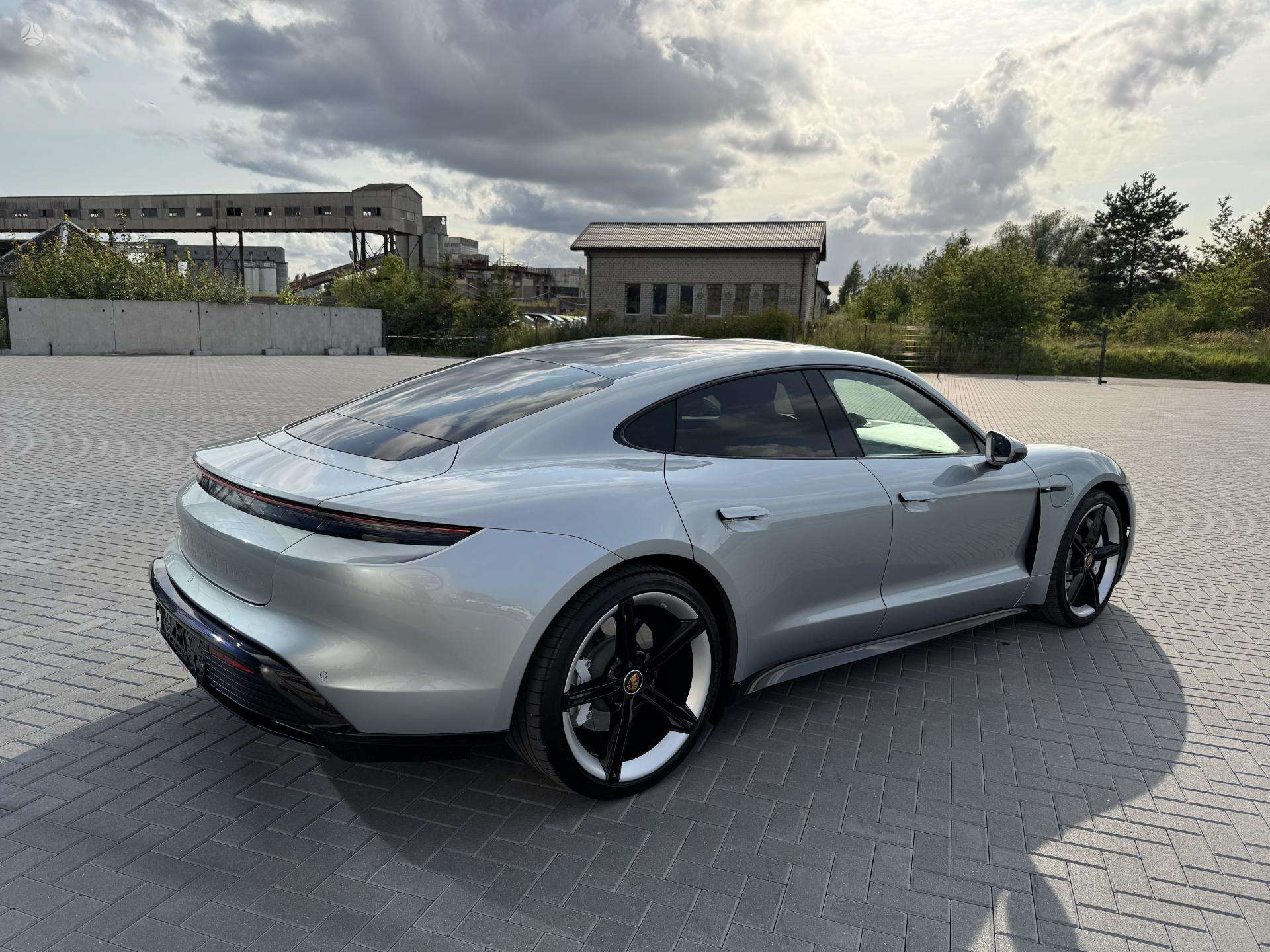 2021 Porsche Taycan photo 7