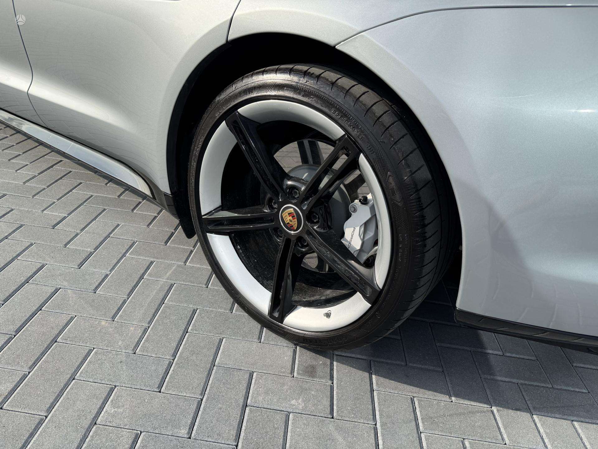 2021 Porsche Taycan photo 12