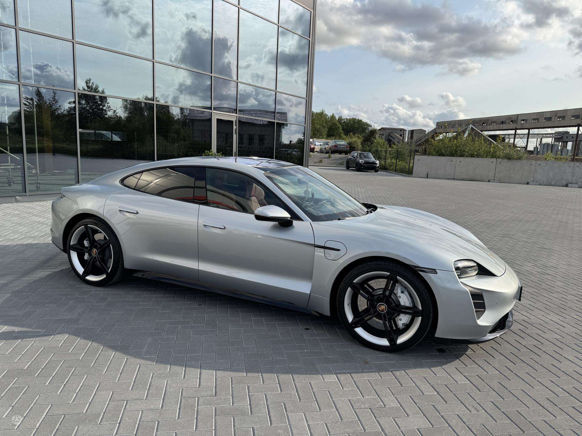 2021 Porsche Taycan photo 8