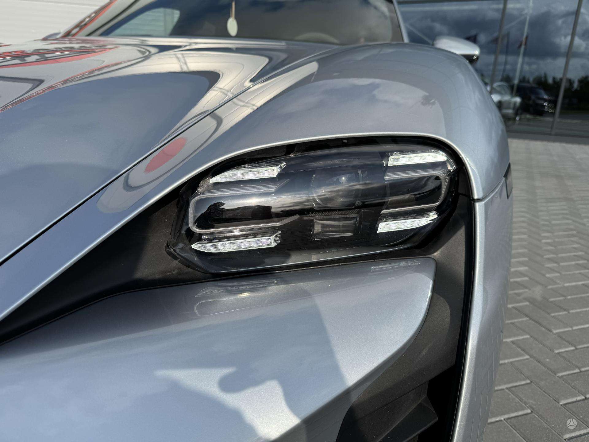 2021 Porsche Taycan photo 10