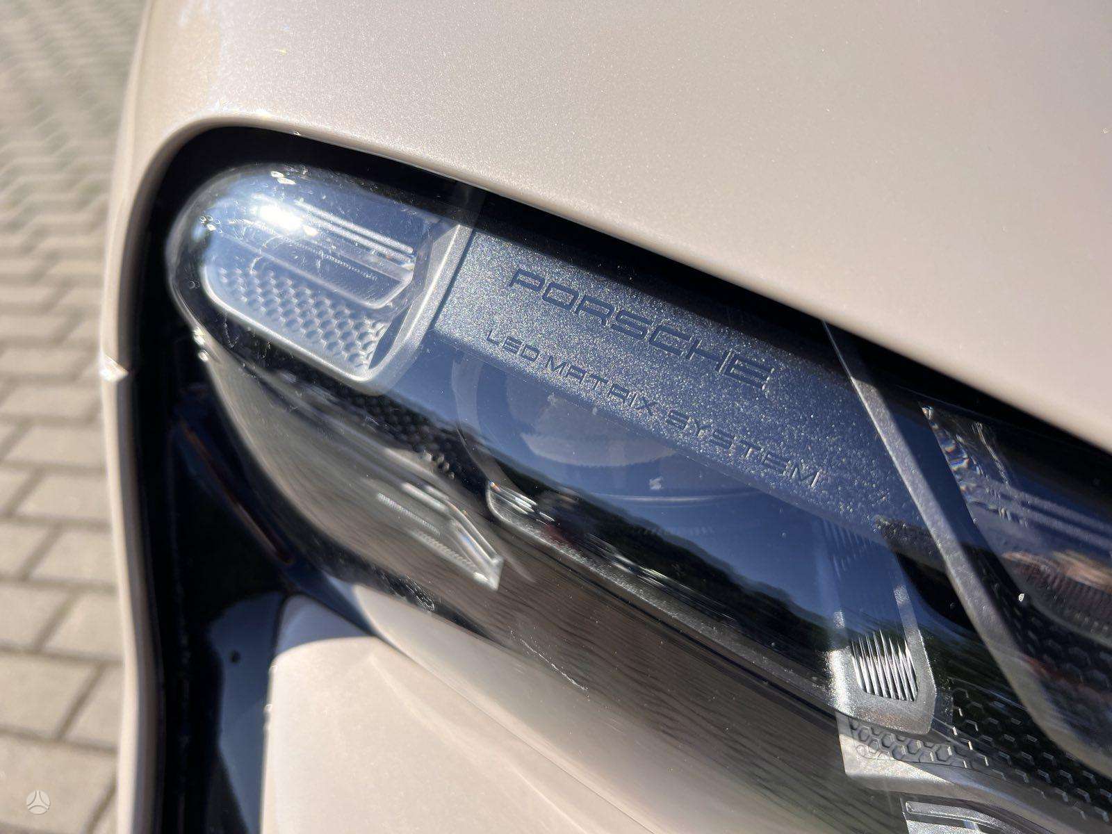 2021 Porsche Taycan photo 10