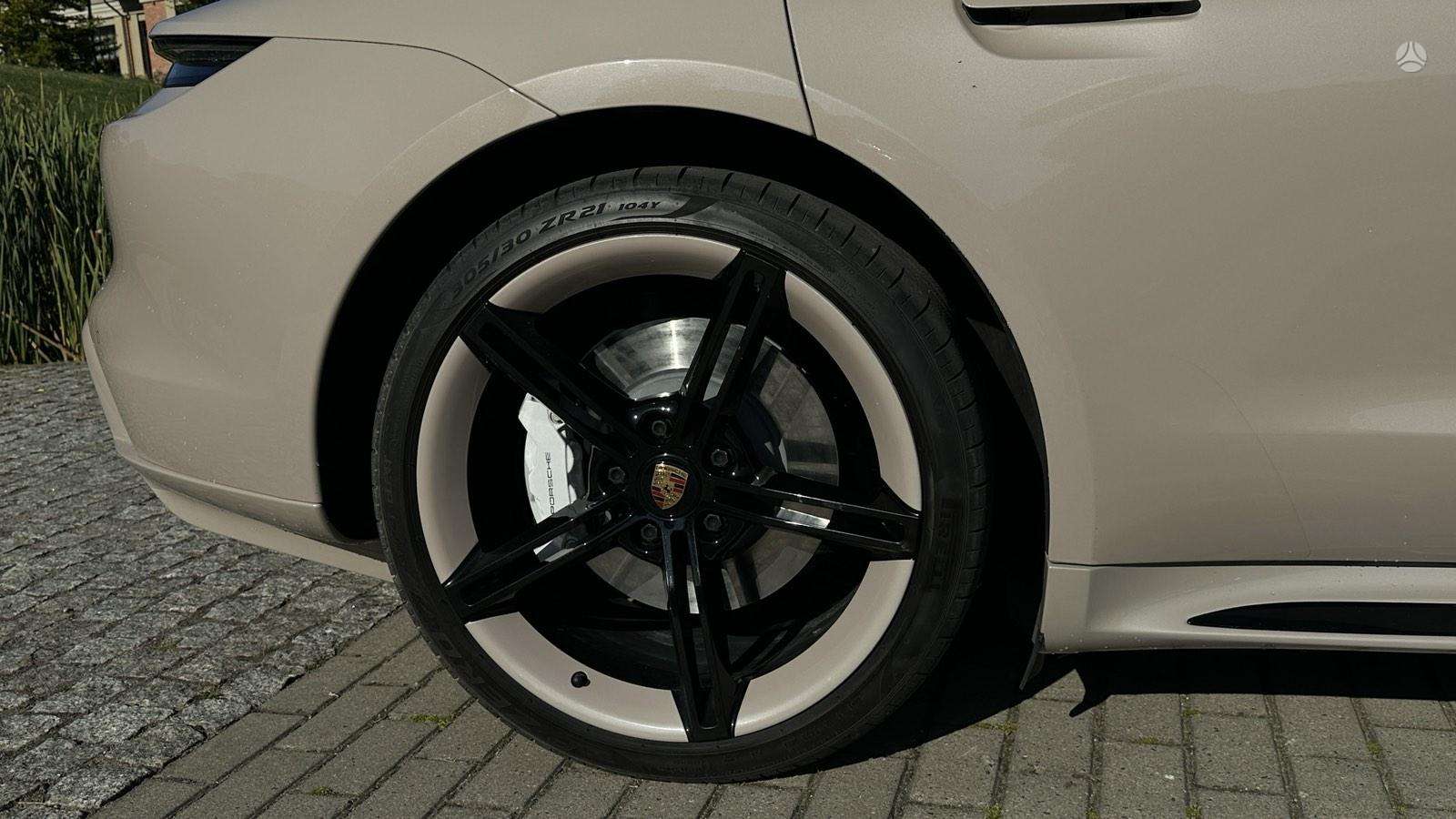2021 Porsche Taycan photo 11