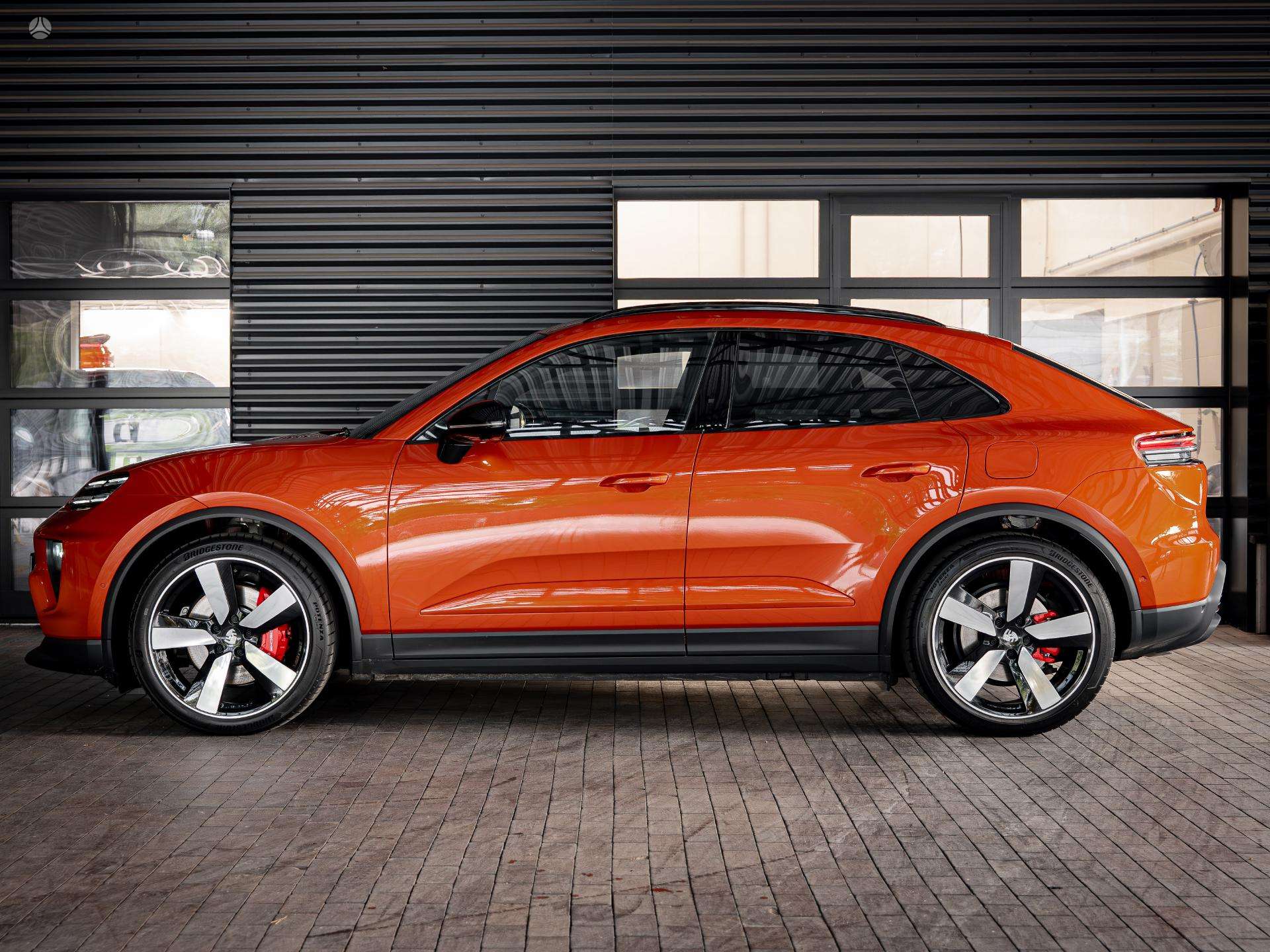 2025 Porsche Macan photo 3