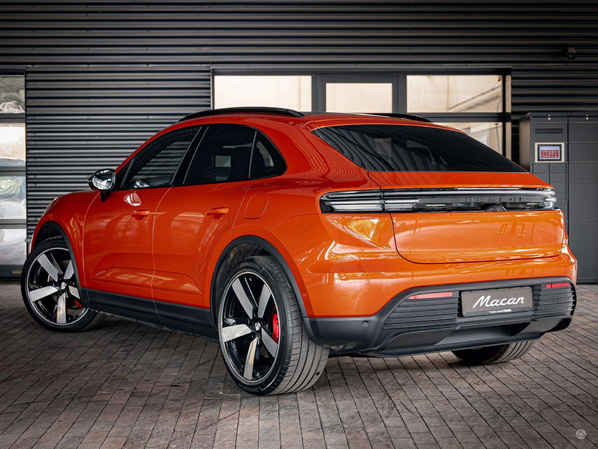 2025 Porsche Macan photo 4