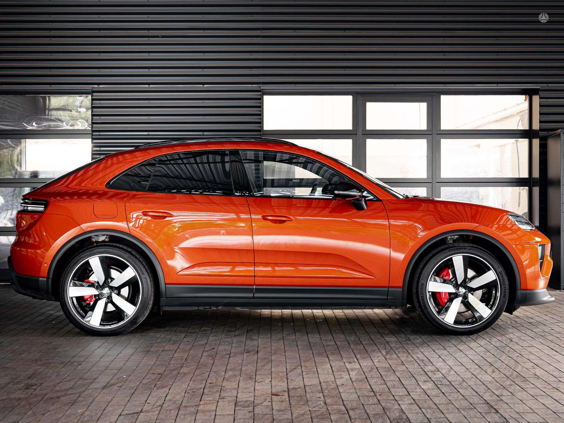 2025 Porsche Macan photo 7