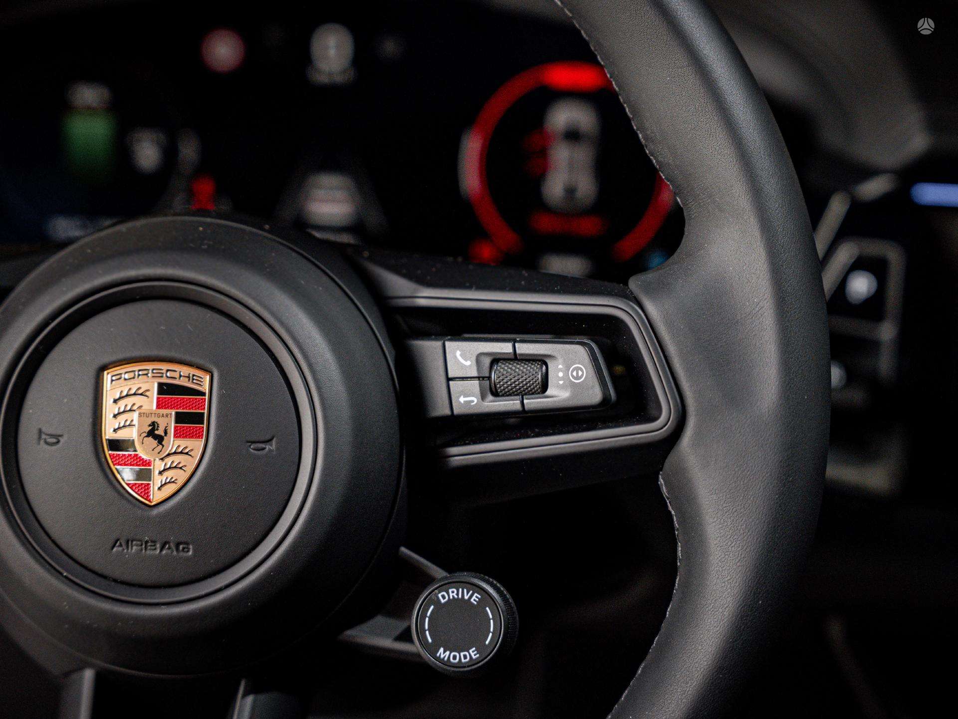 2025 Porsche Macan photo 11