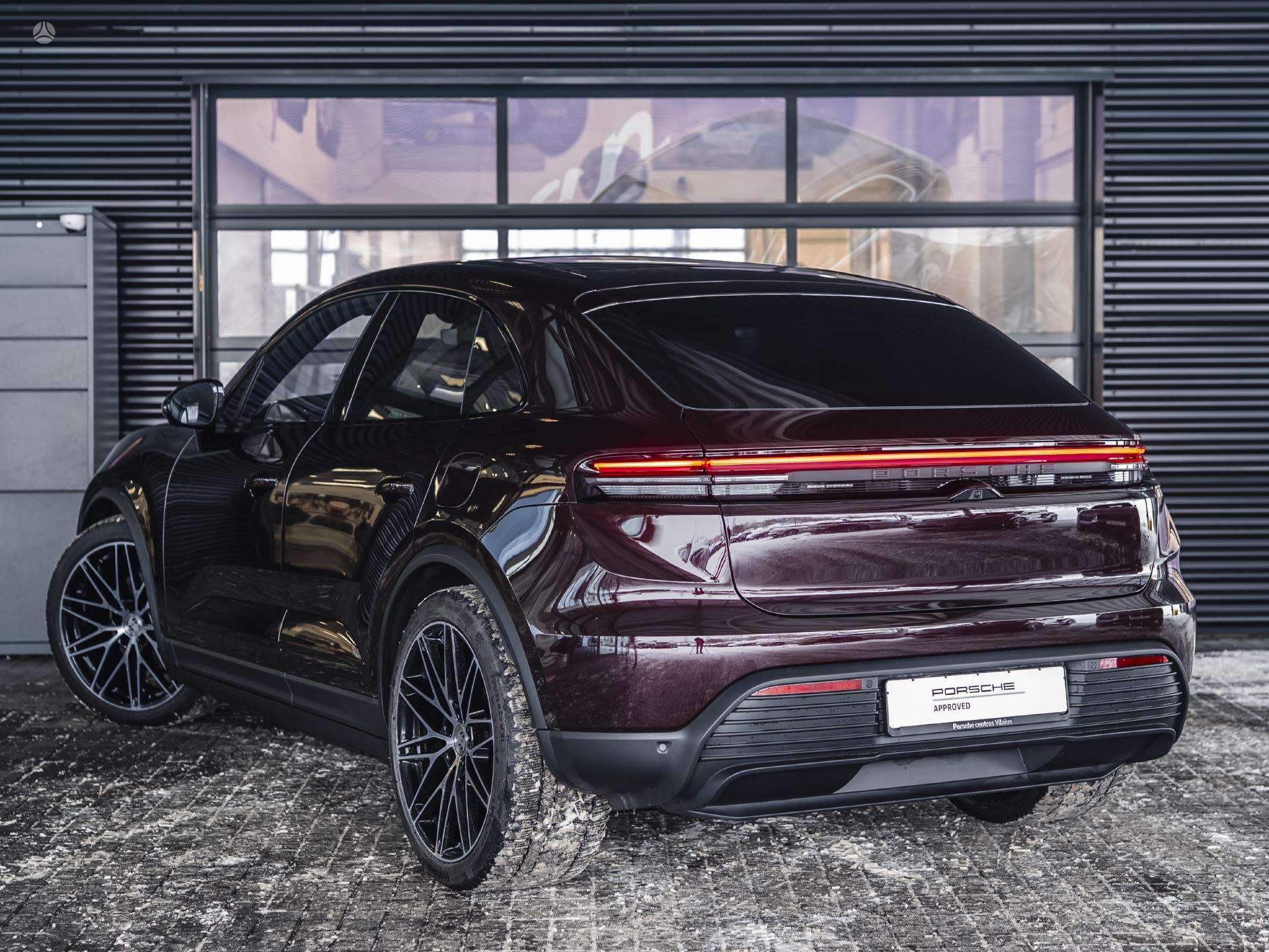 2026 Porsche Macan photo 3