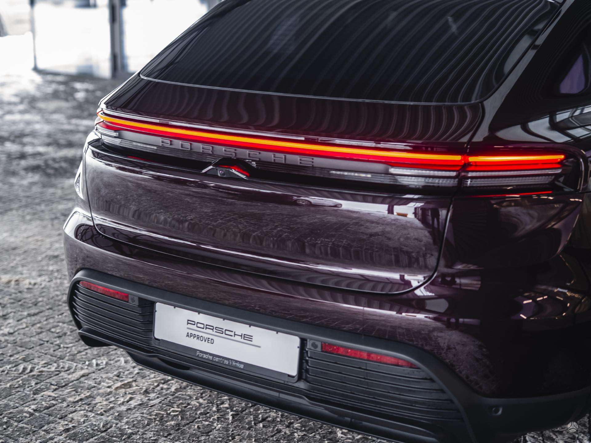 2026 Porsche Macan photo 11