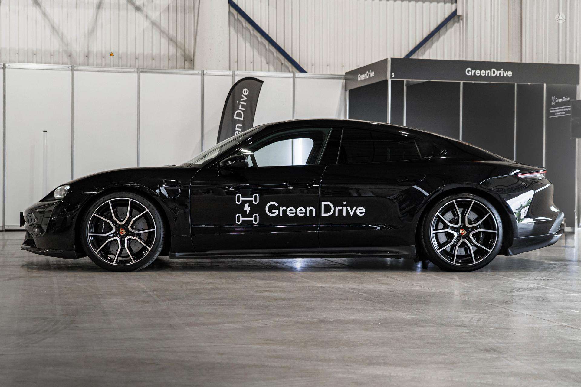 2020 Porsche Taycan photo 3