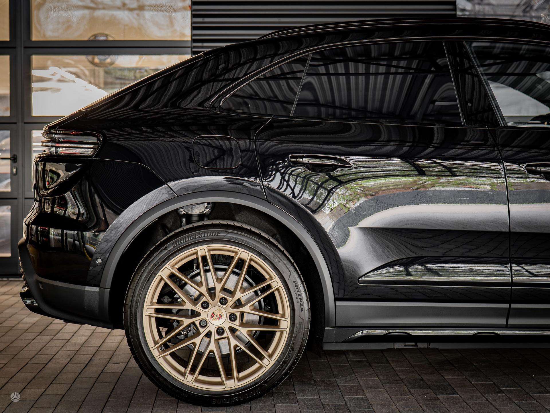 2026 Porsche Macan photo 9