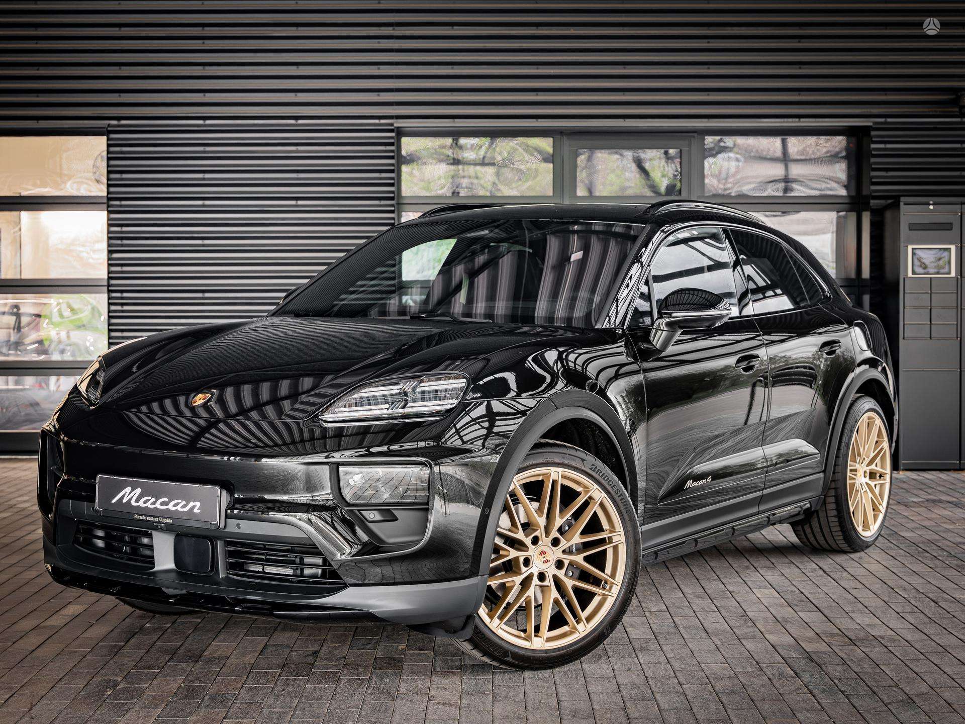 2026 Porsche Macan photo 2