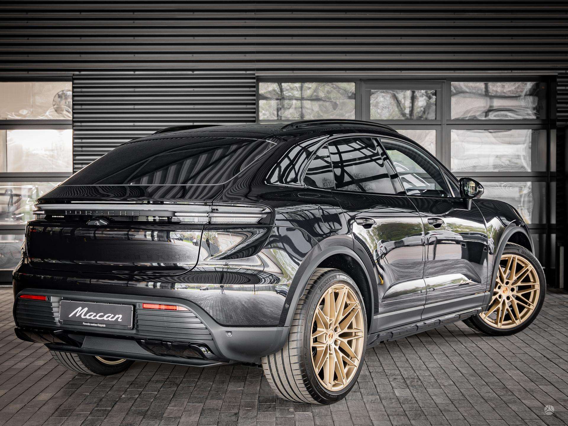 2026 Porsche Macan photo 7