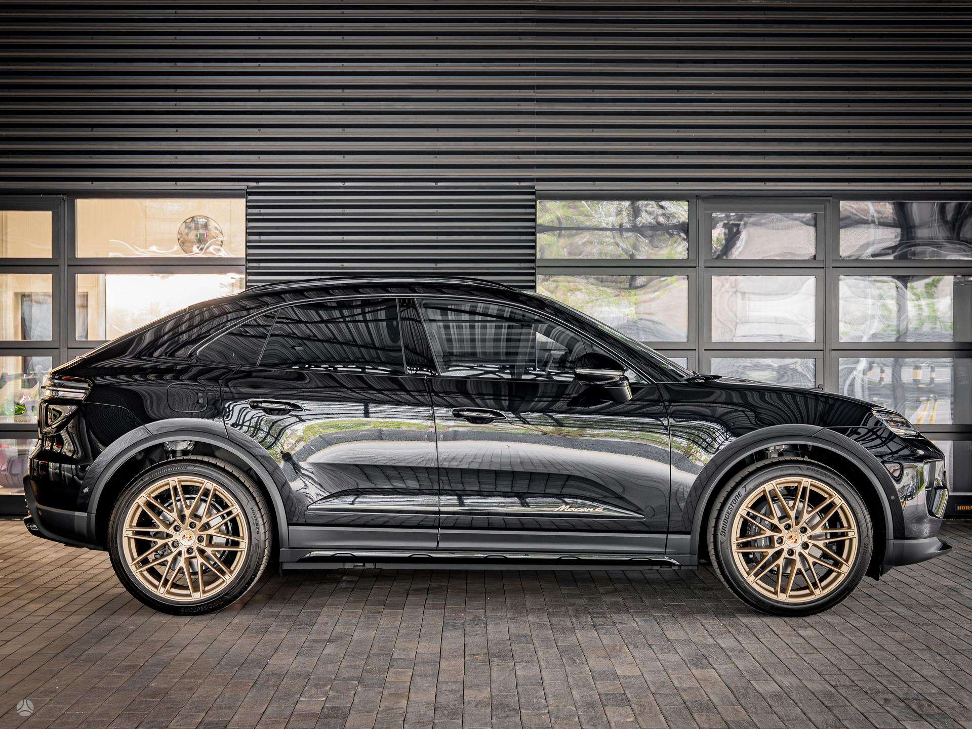 2026 Porsche Macan photo 8
