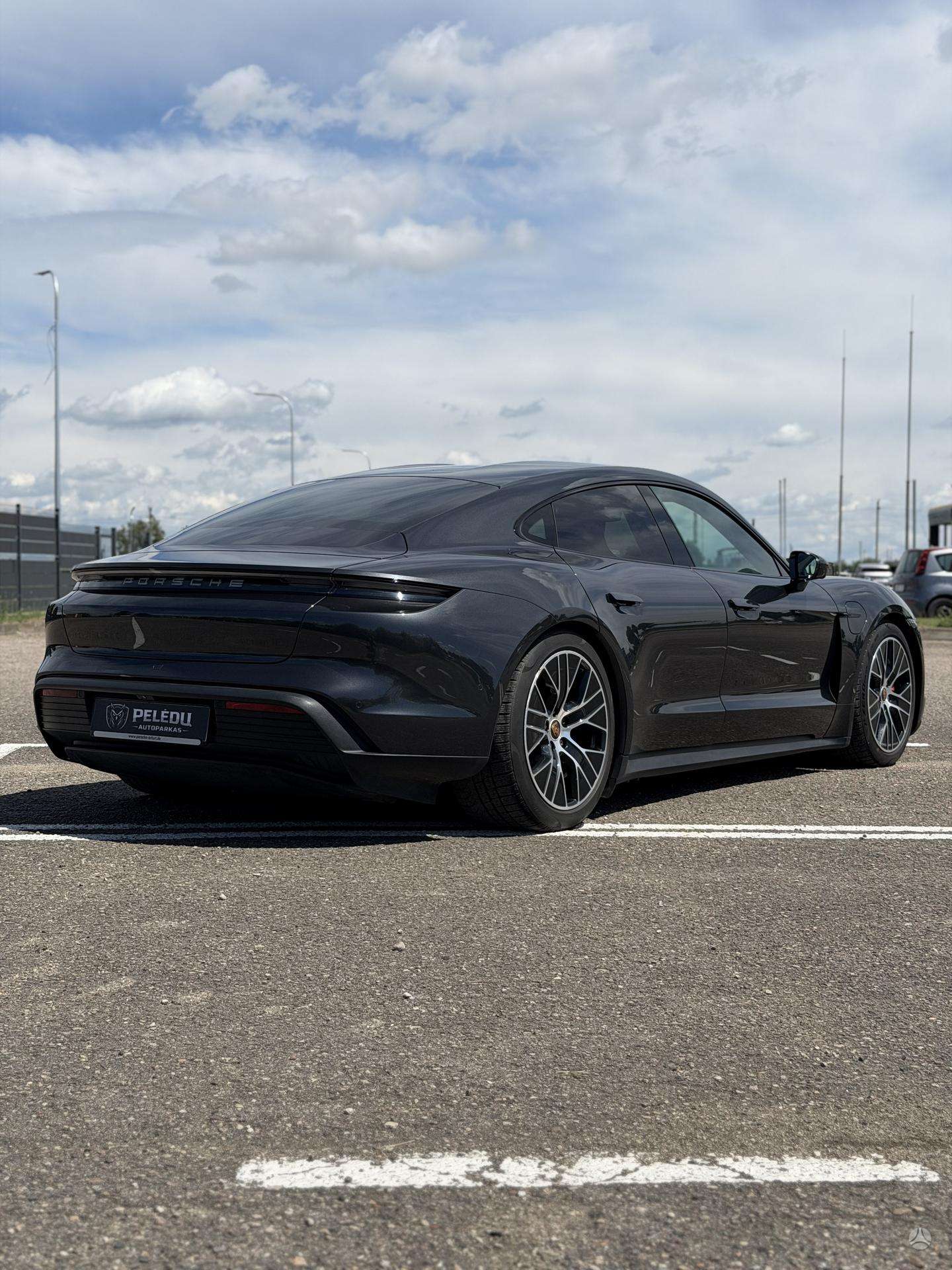 2020 Porsche Taycan photo 3