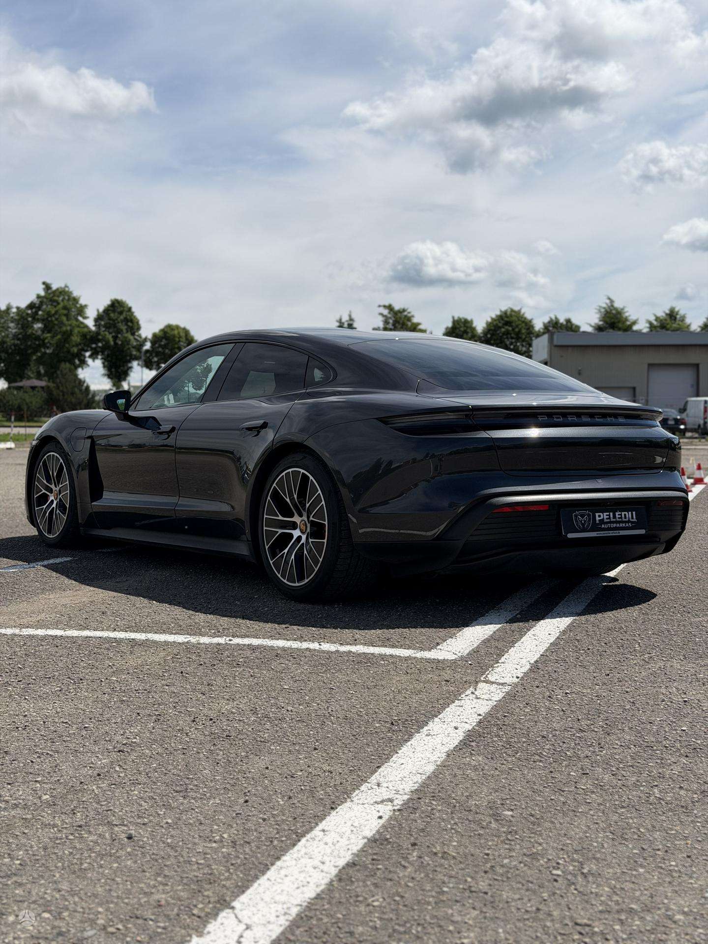 2020 Porsche Taycan photo 4