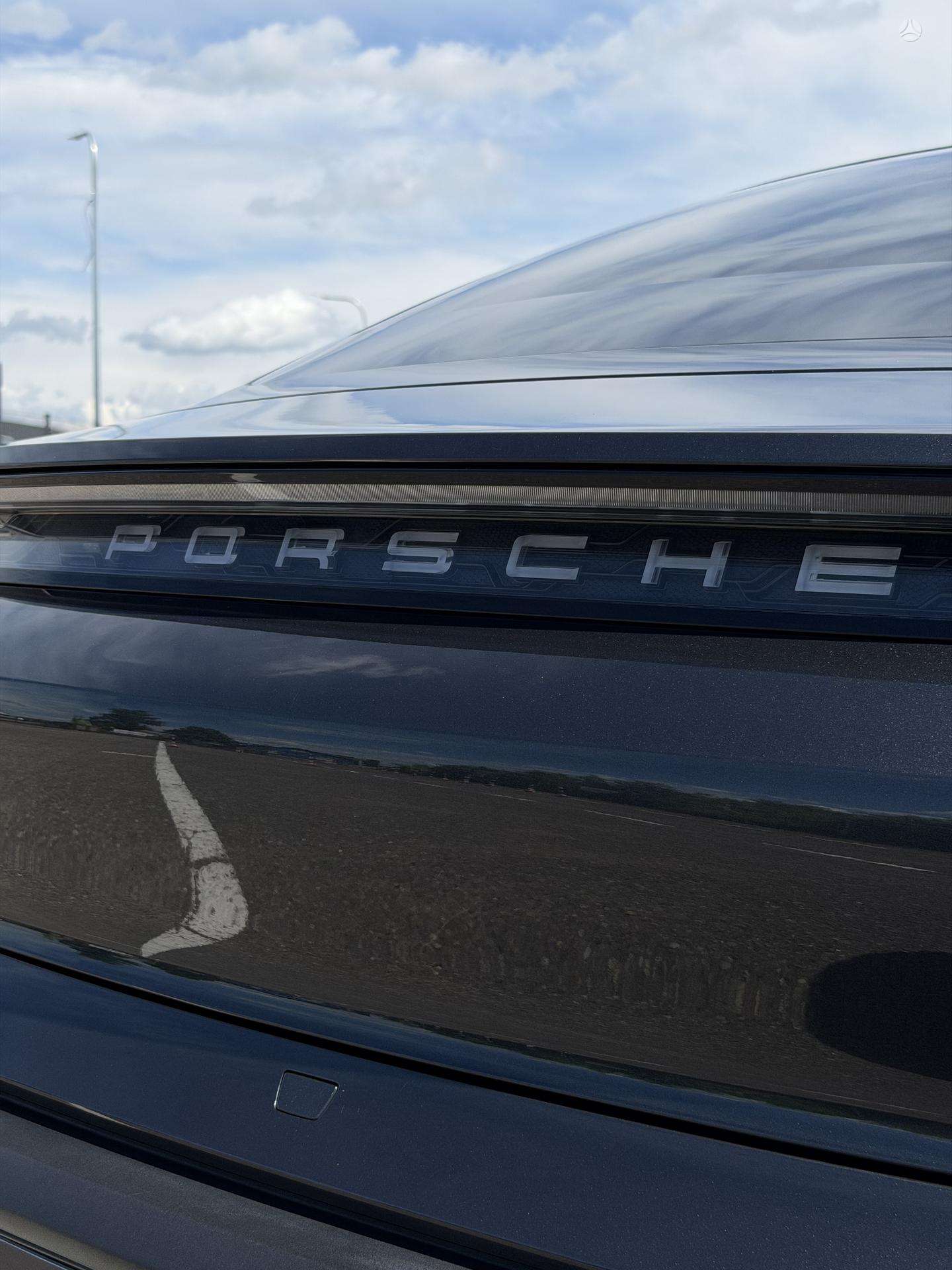 2020 Porsche Taycan photo 9