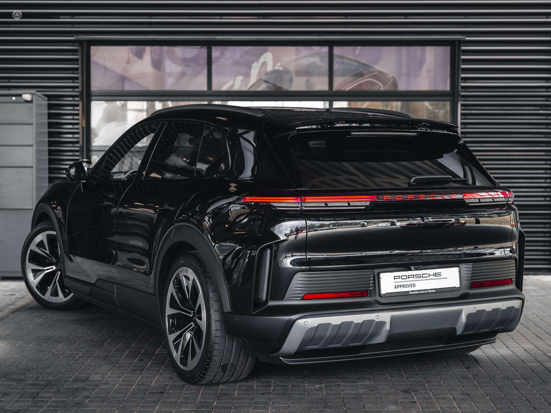 2026 Porsche Cayenne photo 3