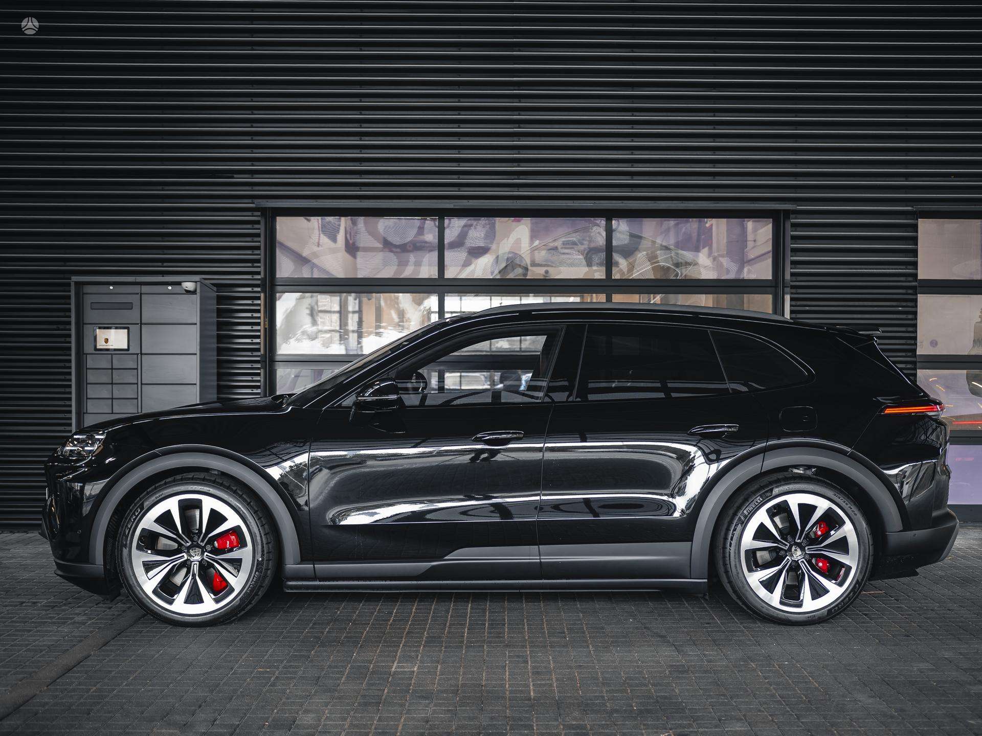 2026 Porsche Cayenne photo 2