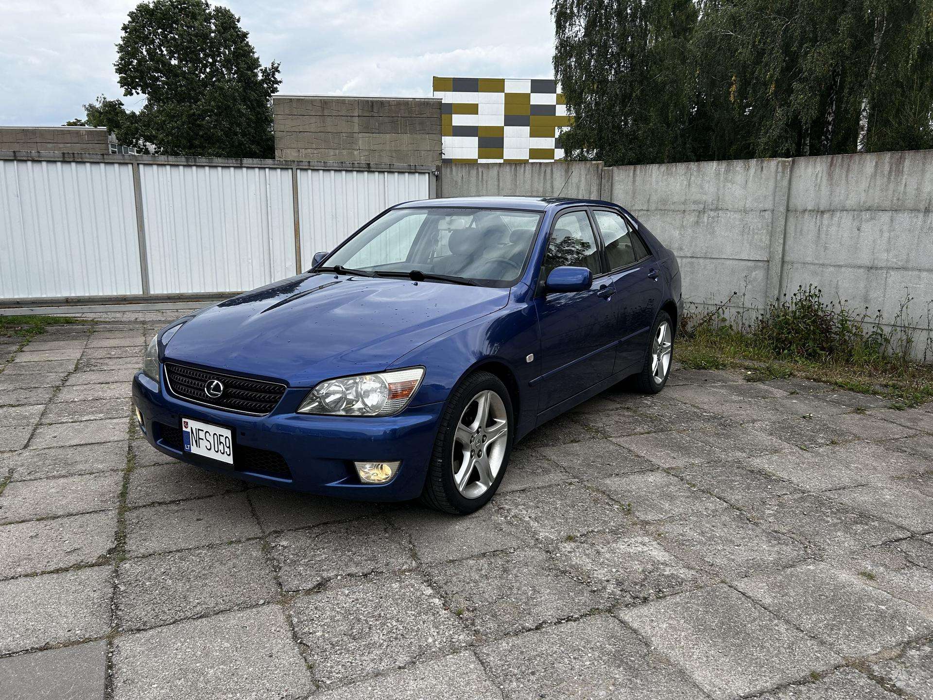 lexus-is-200-2-0-l-sedanas-2003-09-m-a32291236