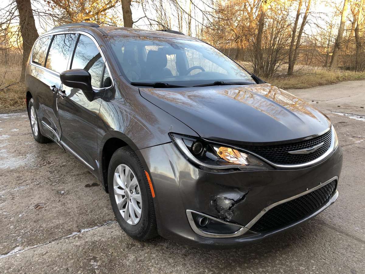 Chrysler Pacifica dalimis. Yra visos dalys