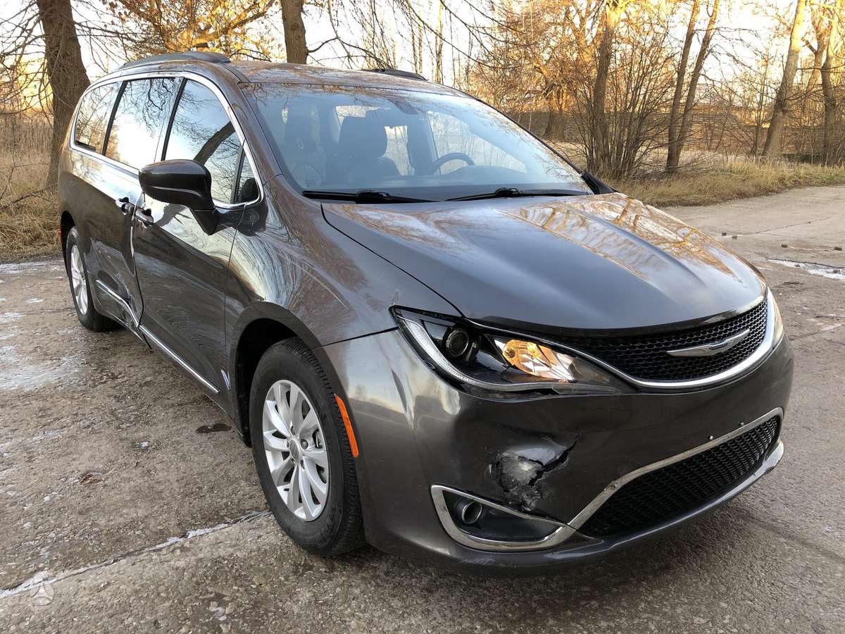 Chrysler Pacifica for parts. Yra visos dalys