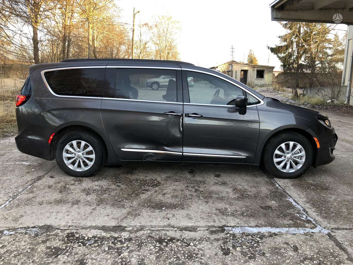 Chrysler Pacifica dalimis. Yra visos dalys
