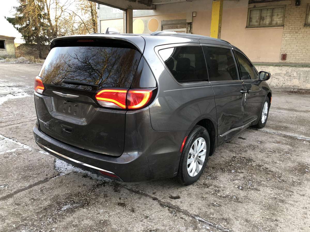 Chrysler Pacifica по частям. Yra visos dalys