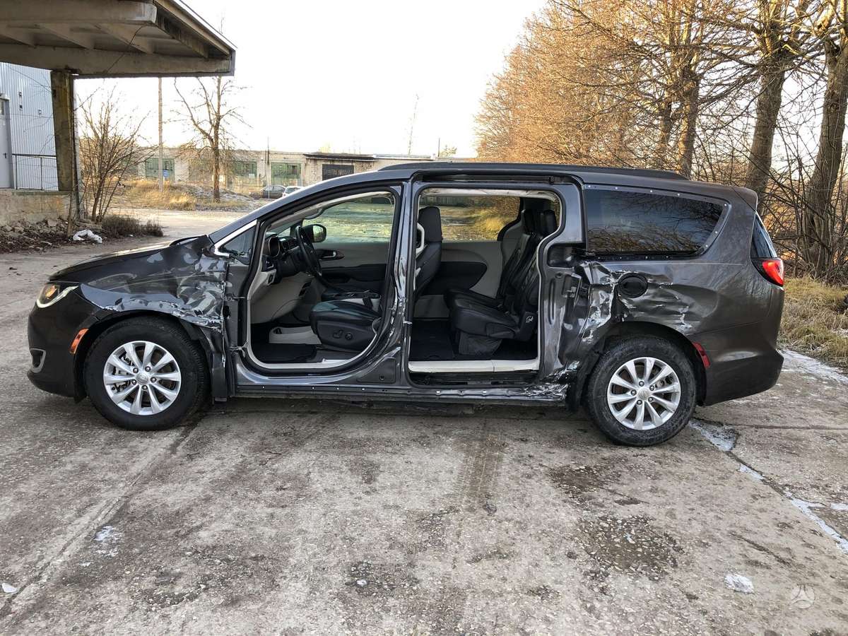 Chrysler Pacifica dalimis. Yra visos dalys